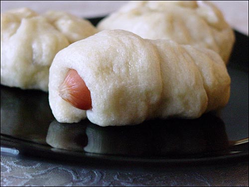 찜통에 쪄 내도 맛있는 소시지 빵을 만들 수 있어요. 